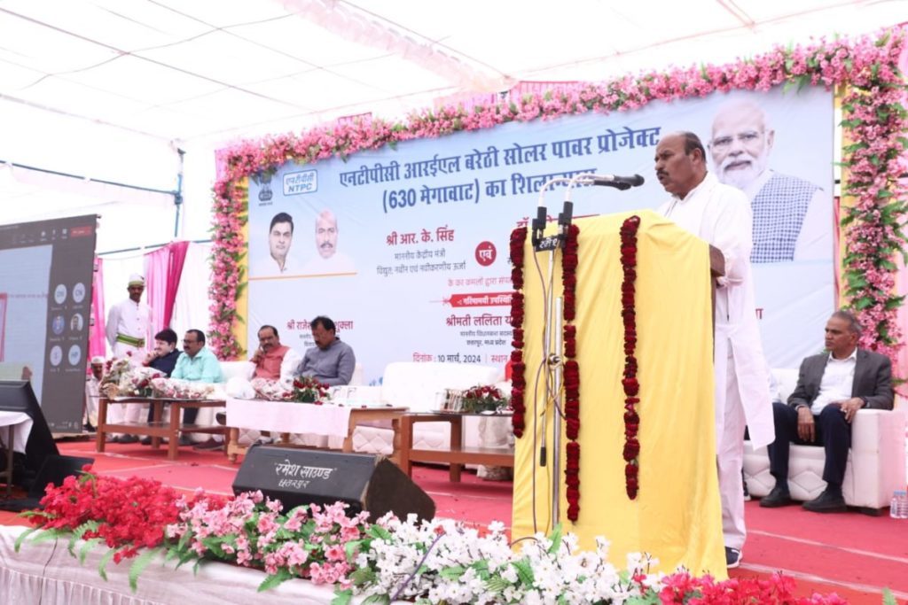 Dr Virendra Kumar (right) speaks at an event marking the start of construction at the Barethi solar plant.