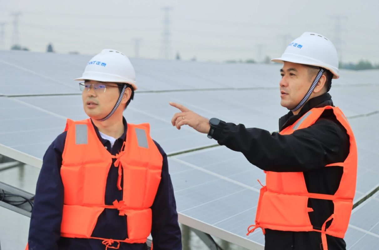 Dr Chuan Lu, Astronergy chairman and CEO, right.