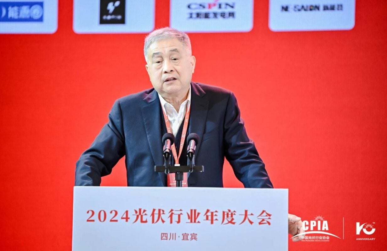 Wang Bohua speaks at the 2024 Annual Conference of the Photovoltaic Industry.