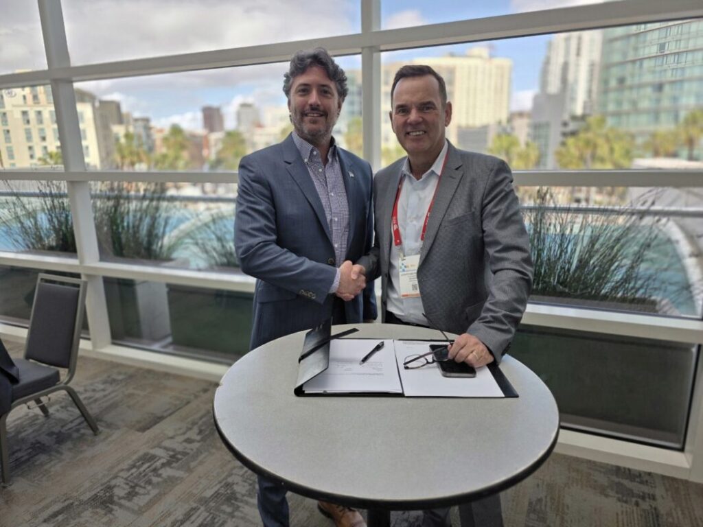 Talon PV CEO and NexWafe's US VP signing a wafer supply agreement