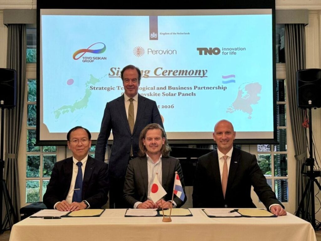 The TNO, Perovion and Toyo Seikan signing ceremony.
