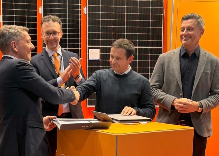 20231201-Solfinity-AIKO-sign-distribution-agreement