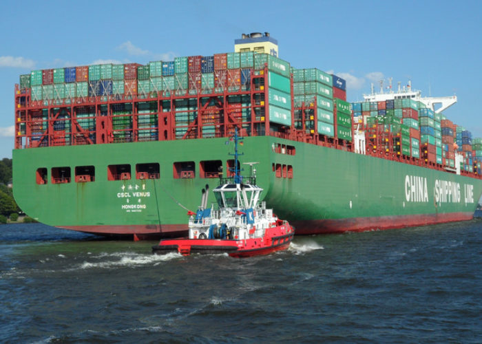 800px-CSCL_Venus_on_the_Elbe_with_Destination_Hamburg_-_Photo_of_stern