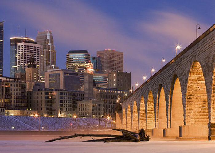 800px-Minneapolis_on_Mississippi_River