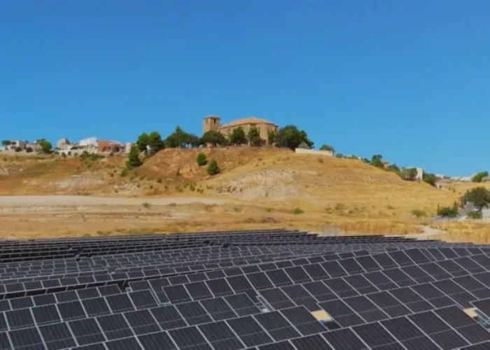 Around 275,000 solar modules were installed across the three sites, mounted on single-axis trackers to maximise generation. Image: Zelestra.