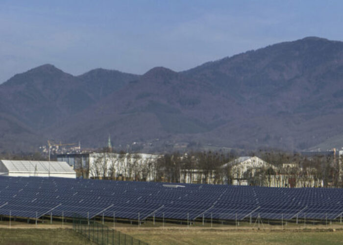 DuPont_largest_PV_install_Cernay_array_cropped