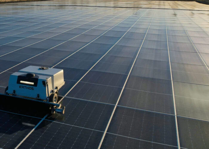 ErthBot_cleans_the_solar_modules