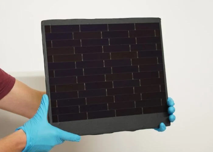 The result was achieved using shingle-matrix technology, which increases active area utilisation by reducing shading losses. Image: Fraunhofer ISE.