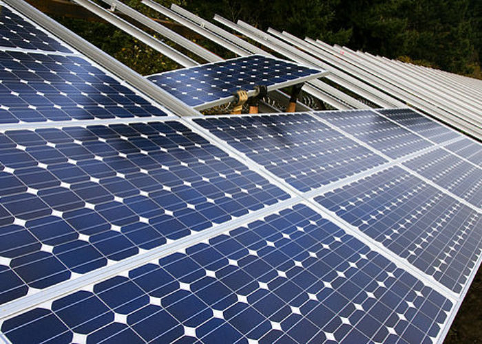 Installing_solar_panels_3049032865