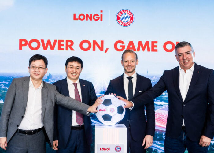 At the partnership launch ceremony (from left to right): Charles Jiang, Vice President of LONGi and President of the PV Product Management Center; Zhong Baoshen, Chairman and General Manager of LONGi; Rouven Kasper, Board Member for Marketing & Sales, FC Bayern; and FC Bayern legend Roy Makaay.
