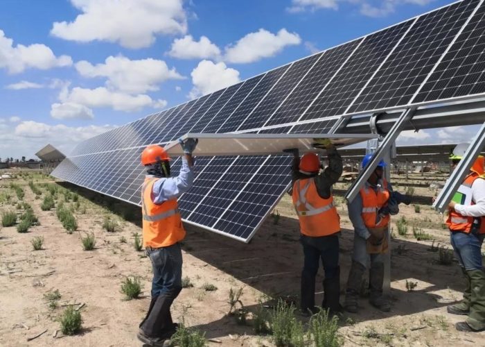 LONGi modules being installed at a PV plant in Mexico. Image: LONGi Solar.