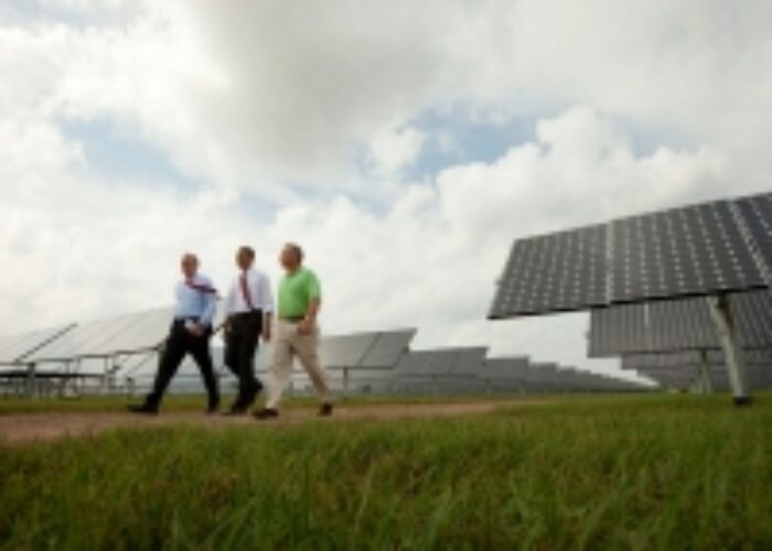 Obama_at_a_solar_farm_flickr_white_house_200_150_s_c1