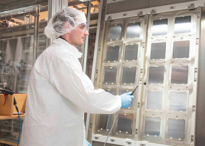 Oxford_PV_156mmx_156_mm_perovskite-silicon_solar_cells_pilot_line_sized_1920