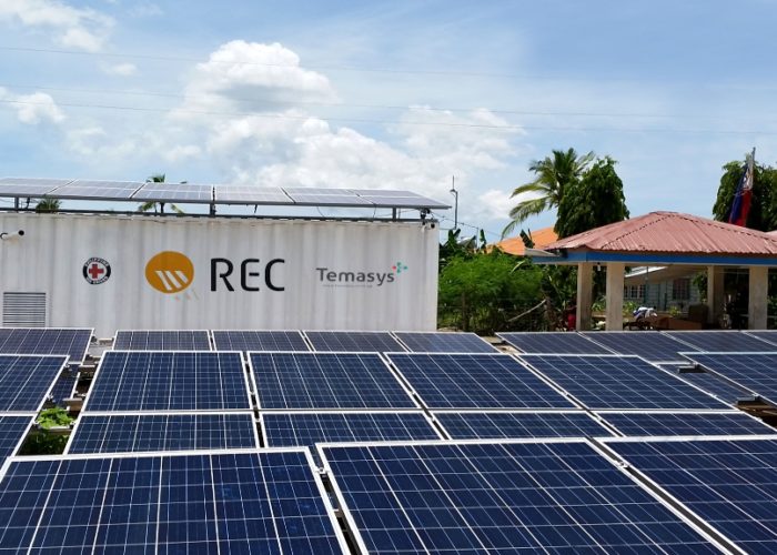 REC_Solar_solarbox_in_the_haiyan_hit_philippines_cropped