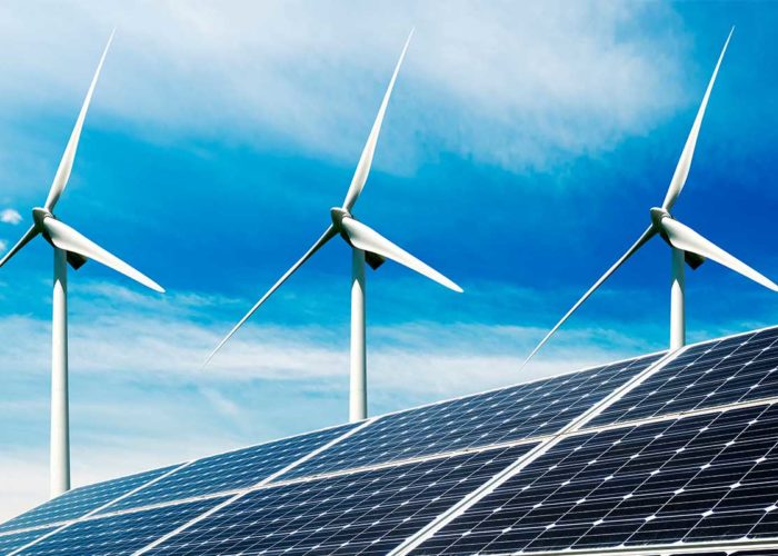 Placas solares y molinos. Energía solar y eólica. Cielo despejado