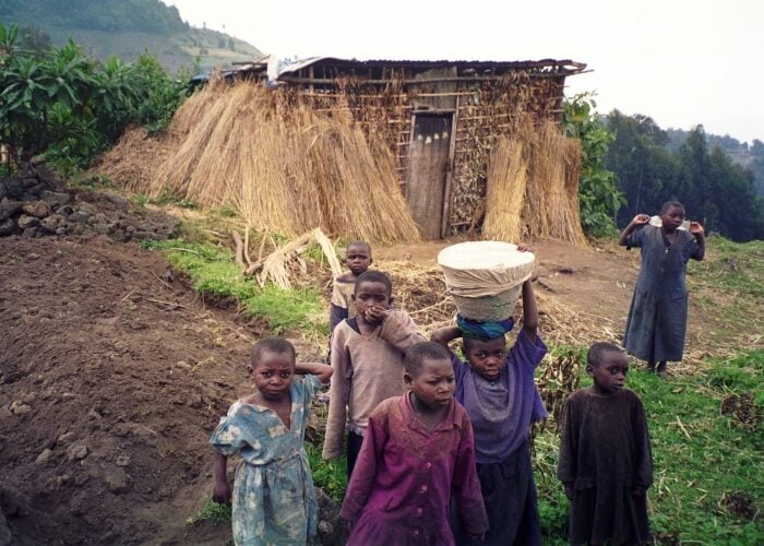 Rwandan_children_at_Volcans_National_Park_750_500_s_wiki_user_banyan_tree