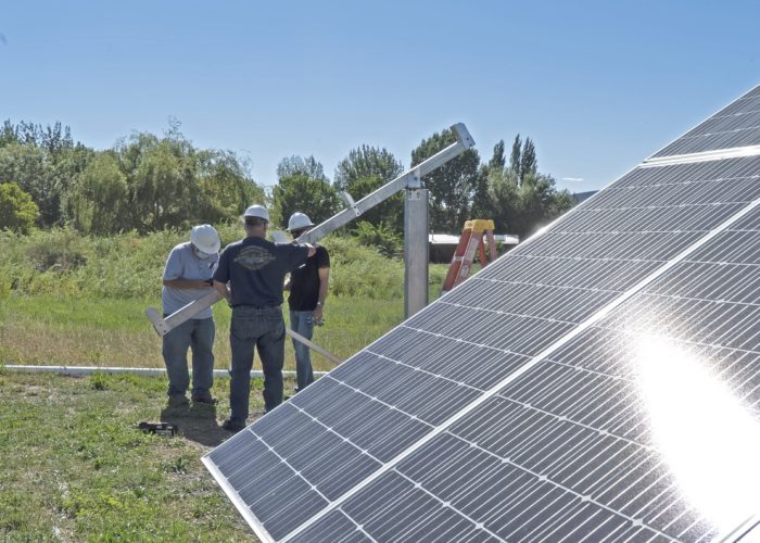 Students at a Solar Energy International training facility in Colorado. Image: Solar Energy International.