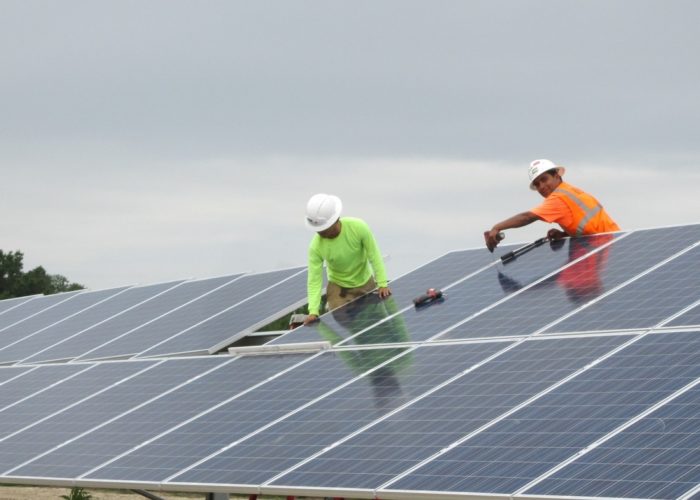 Most solar employment in the US is found in construction and installation activities. Image: Sol Systems.