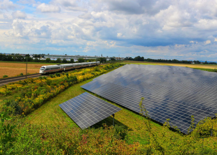 Photovoltaikmodule an einer Bahnstrecke