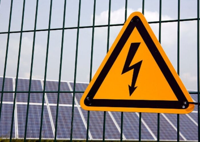 Solarstrom1_warningsign_modules_550-600x0