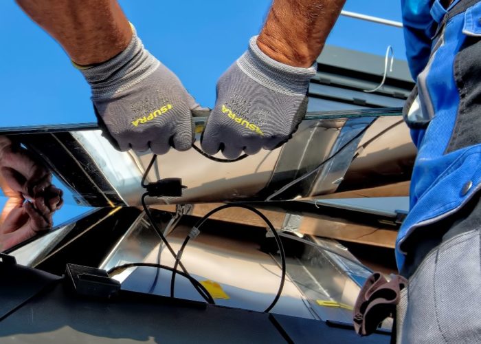 Workers installing a solar panel - Image: Ricardo Gomez Angel via Unsplash.