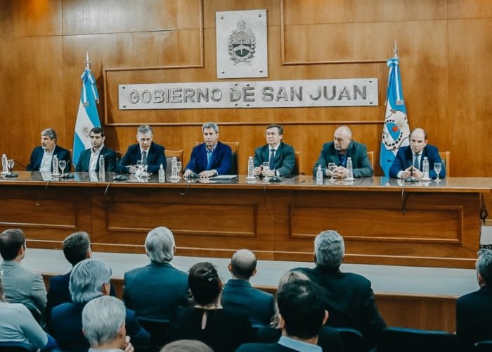 The signing was made in presence of state representatives of the province of San Juan and executives from YPF. Image: YPF Luz.