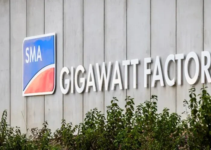The facility covers approximately 495,000 square feet, with around 221,000 square feet of floor space. Image: SMA Solar Technology.