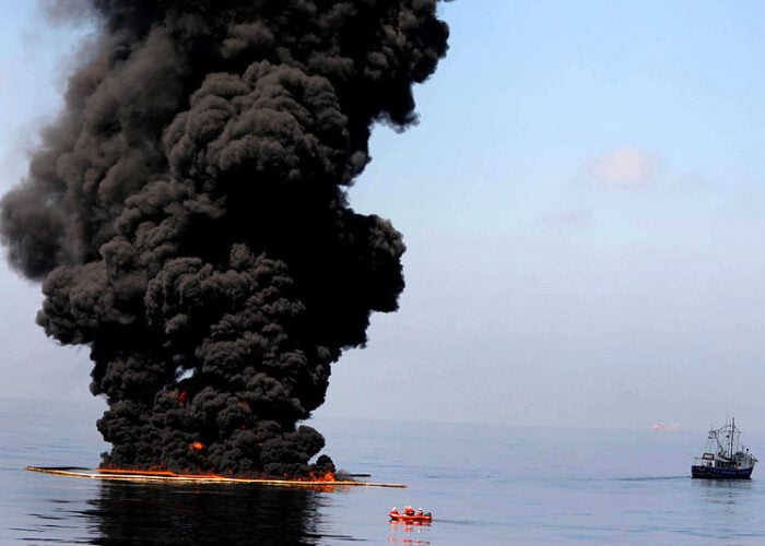 deepwater_horizon_US_Navy_photo_by_Mass_Communication_Specialist_2nd_Class_Justin_Stumberg_Released