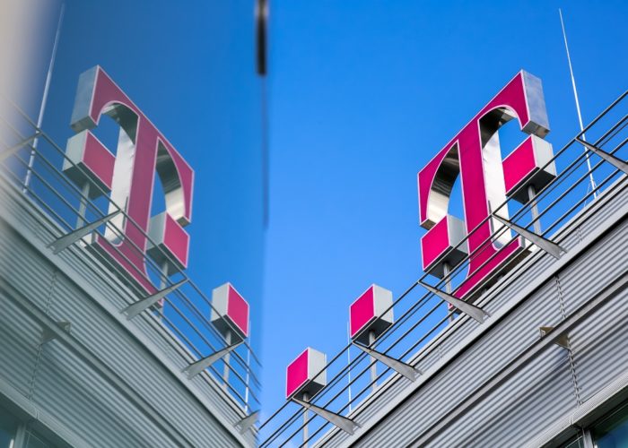 dl-telekom-logo-dach-schraeg-en