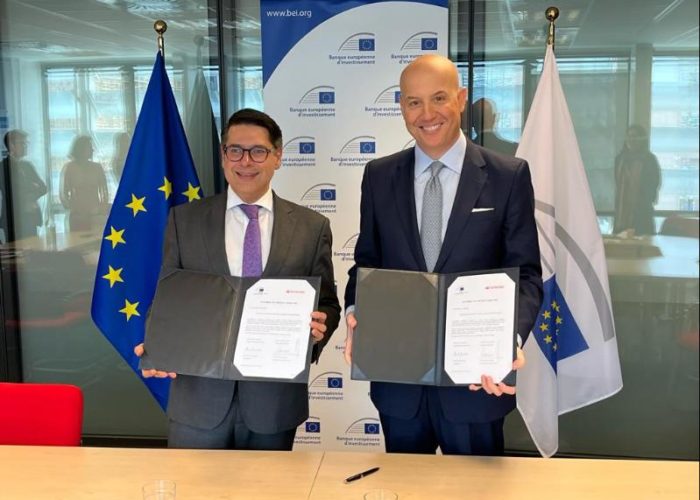 EIB vice president Ricardo Mourinho Félix (left) and Banco Santander's regional head for South America Carlos Rey de Vicente, announced the loan during the EU-CELAC Summit of Heads of State and Government and the EU-LAC Business Forum. Credit: EIB