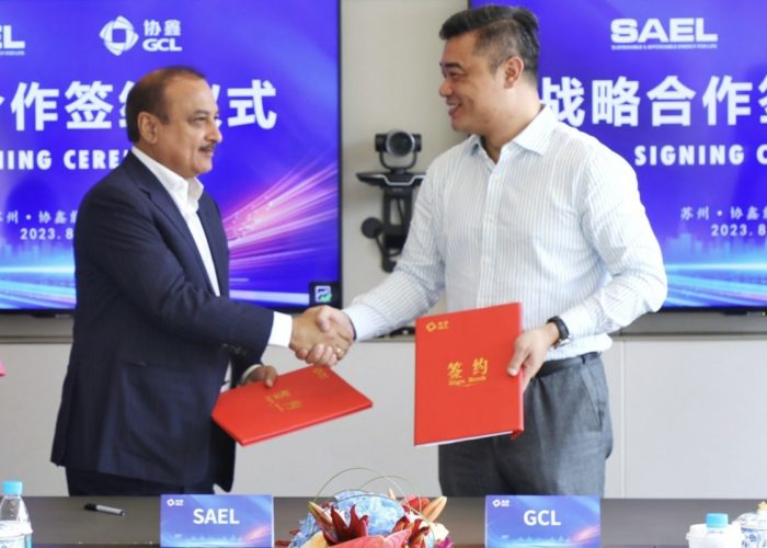 Jasbir Singh Awla, SAEL managing director (left) and Zhang Kun, GCLSI executive president, announce the 1.1GW module supply deal. Image: GCLSI