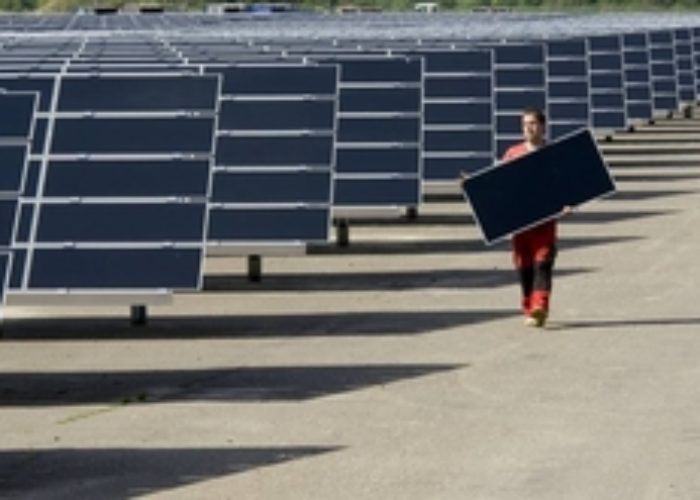 Aufbau weltgroesstes Solarkraftwerk Waldpolenz in Brandis bei Leipzig