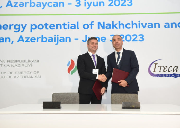 Nobel Energy CEO Vugar Samadli (left) and Azerbaijani deputy minister of energy Elnur Soltanov announce the solar project deal. Credit: Nobel Energy