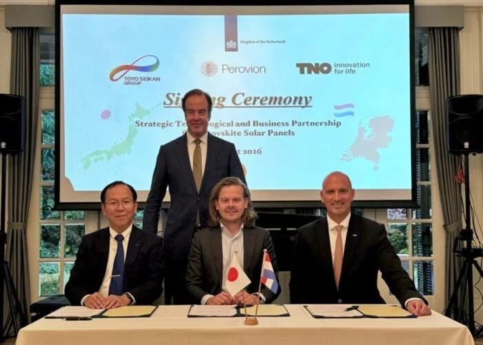 The TNO, Perovion and Toyo Seikan signing ceremony.