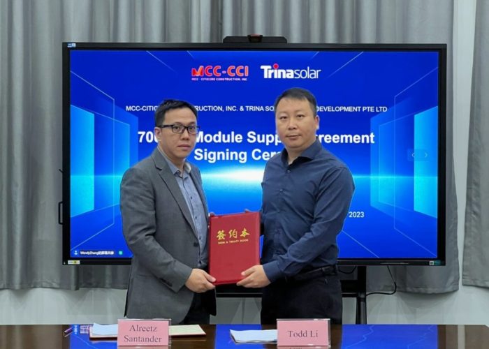 Alreetz F Santander, president of Citicore Construction (left) and  Todd Li, president of Trina Solar Asia Pacific, sign the module supply deal. Image: Trina Solar